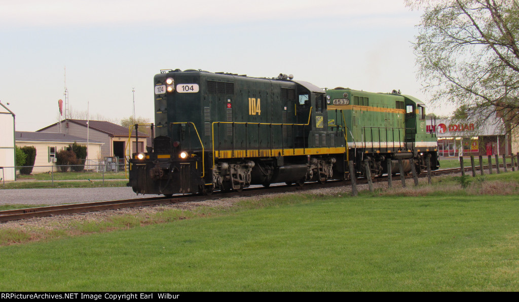 Ohio South Central Railroad (OCSR) 104 & 4537